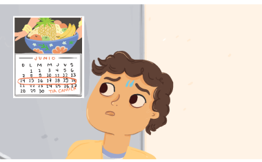 Un niño de piel trigueña clara y cabello rizado, con una sudadera amarilla con capucha, mira preocupado un calendario colgado en la pared. En el calendario hay una semana encerrada en un círculo y al lado está escrito "En la casa de la tía Camila".